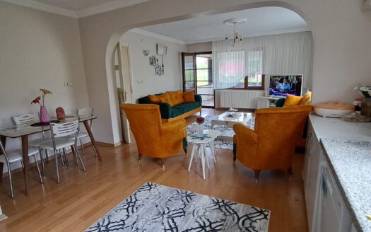 Karapürçek’te 945 M2 Arsa İçinde Satılık 2 Katlı Müstakil Ev