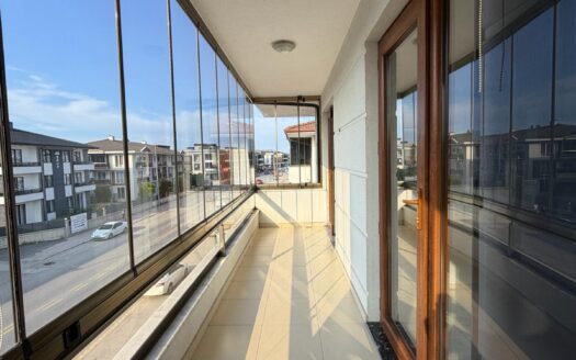 Sakarya / Serdivan Yazlık Mahallesinde Satılık Geniş 3+1 Daire